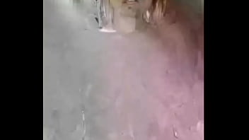 Influencer se corre con un juguete en su coñito