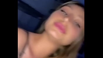 Influencer se corre con un juguete en su coñito