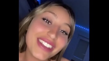 Influencer se corre con un juguete en su coñito