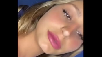 Influencer se corre con un juguete en su coñito