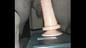 Cuzinho bem guloso gozando