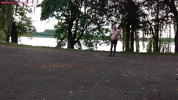 Outdoor in schwarzer feinstrumpfhose