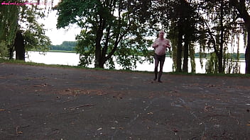 Outdoor in schwarzer feinstrumpfhose