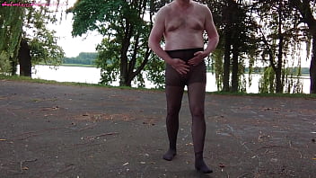 Outdoor in schwarzer feinstrumpfhose