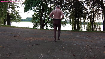 Outdoor in schwarzer feinstrumpfhose