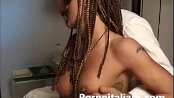 La italiana succhia cazzo al dottore the italian cock sucking the doctor