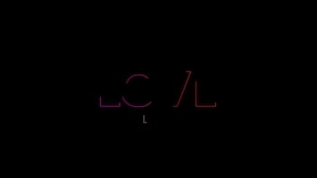 Avec little foxxy on fait monter la pression dans ton caleçon avec ce petit joi lesbien