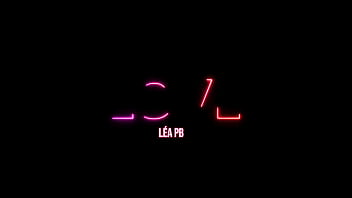 Avec little foxxy on fait monter la pression dans ton caleçon avec ce petit joi lesbien