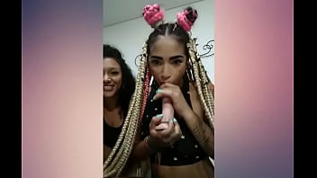 Amigas compartiendo un su juguete