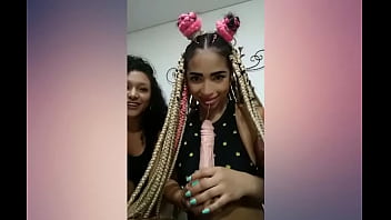 Amigas compartiendo un su juguete