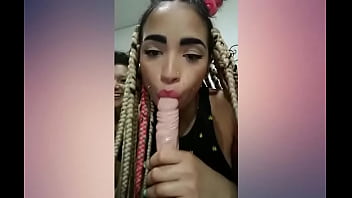 Amigas compartiendo un su juguete