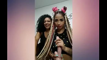 Amigas compartiendo un su juguete