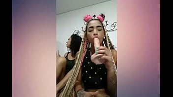 Amigas Compartiendo Un Su Juguete thumbnail
