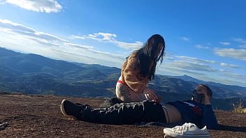 Guia turístico fode bunda grande de uma casada no pico da montanha