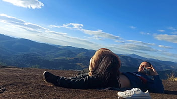 Guia turístico fode bunda grande de uma casada no pico da montanha