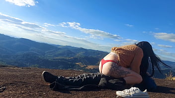 Guia turístico fode bunda grande de uma casada no pico da montanha