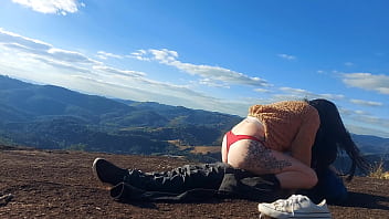 Guia turístico fode bunda grande de uma casada no pico da montanha