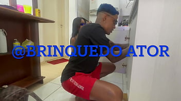 Ninfeta chama o rapaz que trabalha no prédio pra fazer um trabalho para ela e ela pagar ele com a bocetinha