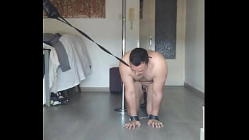Amateurs bdsm graban públicamente un video arrodillando a su sumiso para que le suplique