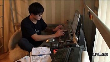 Slut can barely fit it in her mouth