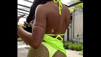 Ela adora mexer a bunda