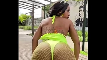 Ela adora mexer a bunda