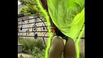 Ela adora mexer a bunda