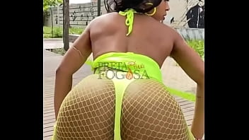 Ela adora mexer a bunda