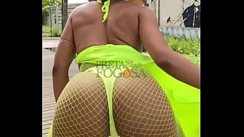 Ela adora mexer a bunda