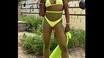 Ela adora mexer a bunda