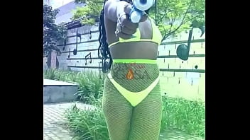 Ela adora mexer a bunda