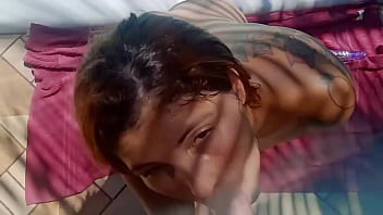 Ele me pegou batendo siririca na beira da piscina e socou o pau com forca em mim