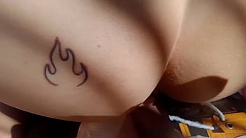 Ele me pegou batendo siririca na beira da piscina e socou o pau com forca em mim