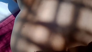 Ele me pegou batendo siririca na beira da piscina e socou o pau com forca em mim