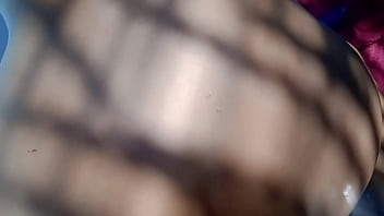 Ele me pegou batendo siririca na beira da piscina e socou o pau com forca em mim