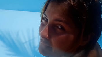 Ele me pegou batendo siririca na beira da piscina e socou o pau com forca em mim