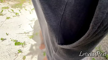 Ele me encontrou fazendo exercício na praia e me fez chupar o pau dele no mato