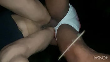 Dando uma foda gostosa rapidinho no mato