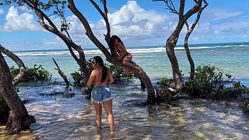 Duas gostosas curtindo a praia da enseada dos corais cabo pe Duas gostosas curtindo a praia da enseada dos corais cabo pe