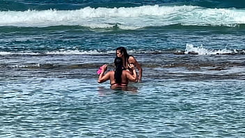 Duas gostosas curtindo a praia da enseada dos corais cabo pe