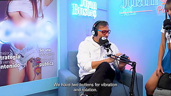 Teen lylapeach tiene 21 orgasmos y squirt mientras la azotan con billetes en la fuckmachine del podcast