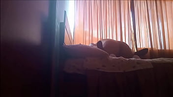 Amigo de mi esposo me despierta para cachar antes que llegue mi esposo