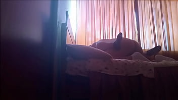 Amigo de mi esposo me despierta para cachar antes que llegue mi esposo
