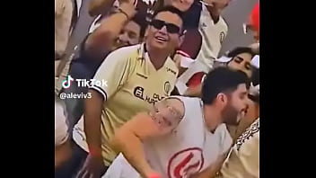 Quien no se enamoro de este hincha en el partido de alianza vs universitario