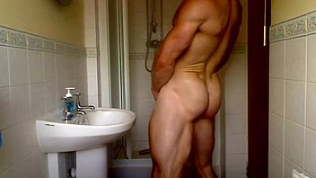 Fisiculturista Tomando Banho Delicioso thumbnail