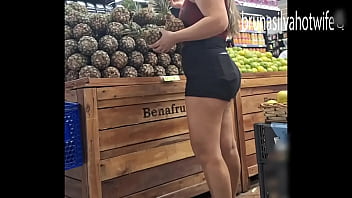 Filmando a loira gostosa no mercado espiando a loira no mercado