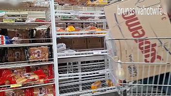 Filmando a loira gostosa no mercado espiando a loira no mercado