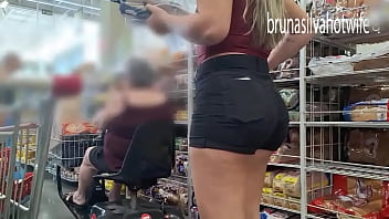 Filmando a loira gostosa no mercado espiando a loira no mercado