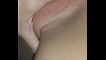 Gostosa faz aquela provocação pra ganhar leite se masturba e goza gostoso