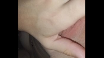 Gostosa faz aquela provocação pra ganhar leite se masturba e goza gostoso